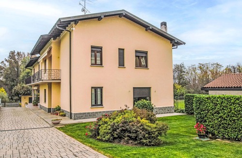 Caronno Varesino Apartment | Lovely apartment for 6 people with A/C, WIFI, TV and balcony