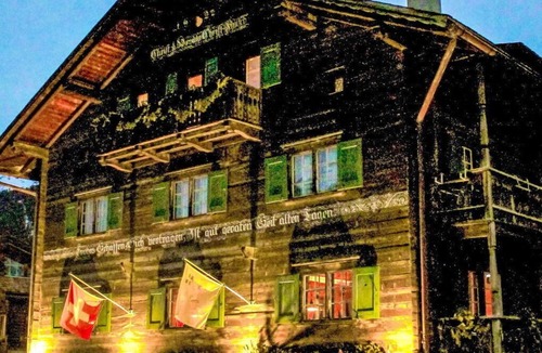 Klosters Platz Apartment | Lovely apartment for 4 guests with WIFI, TV, balcony and pets allowed