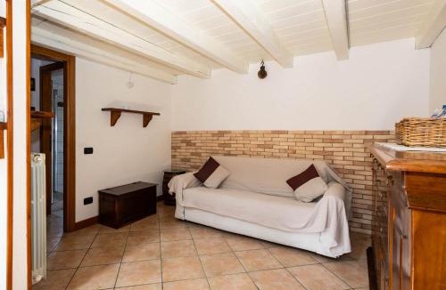 Intra Apartment | Luminosa Mansarda nel Cuore di Intra