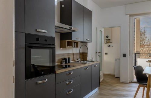 Zona Farini Apartment | M11 Isola Apt, M3 Duomo Centrale Trilocale con due bagni, Wifi e AC