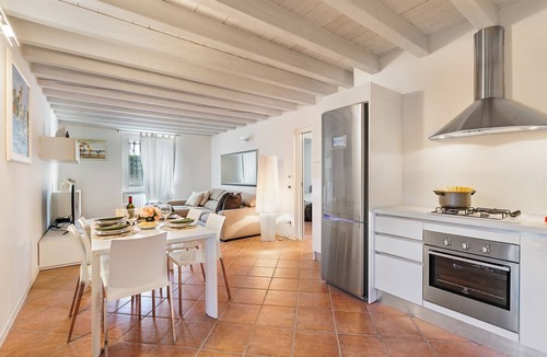 Lugana Apartment | Magnolia House: Sirmione Apt for 4 with Shared Pool, Sirmione, Italy