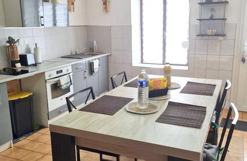 Deville House | Maison chaleureuse à Deville avec terrasse et parking gratuit