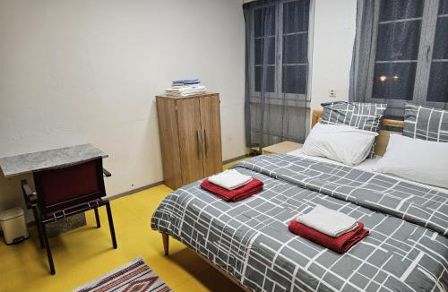 Old Town House | Mars - Private Room with Shared Kitchen Shower and Toilet - Chur Old Town