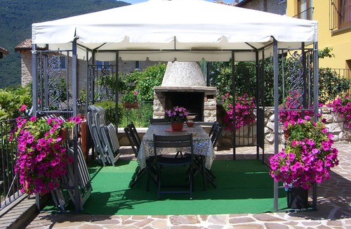 Oldesio Apartment | Mimosa - Theater Home, with marvellous lake view