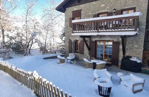 Chateau-d'Oex Apartment | Modern Garden Chalet APT With SPA and Pool