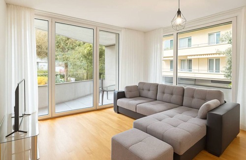 Lausanne Apartment | Montchoisi 2.5 Apt Near Gare/Ouchy Smart Lock