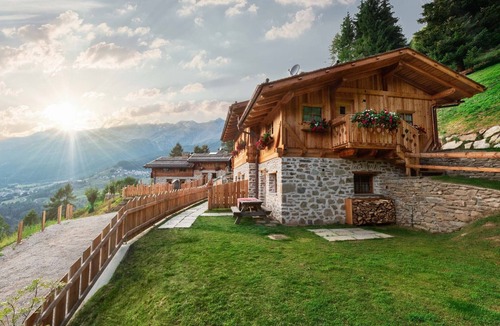 Cogolo Ski Chalet | nCharming Mountain Chalet, Panorama view, Garden, Modern Comforts, Pet-Friendly