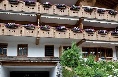 Saanen Apartment | Nice apartment for 6 people with WIFI, TV, balcony, pets allowed and parking