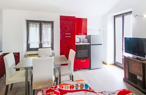 Dormelletto Apartment | Nice apartment for 4 guests with WIFI, TV, balcony and pets allowed