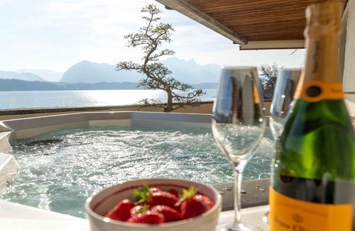 Gunten Apartment | Nido sull`Aqua Chalet with Whirlpool