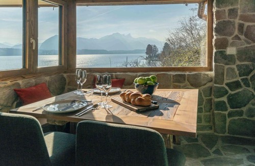 Gunten Apartment | Nido sull`Aqua Chalet with Whirlpool
