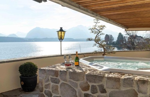 Gunten Apartment | Nido sull`Aqua Chalet with Whirlpool