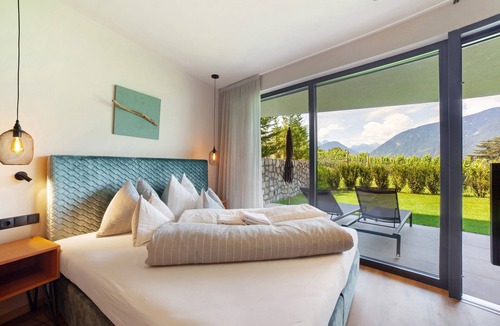 Schenna Apartment | Oberhaslerhof Alpina Apartment with Mountain View, Wi-Fi and Air Conditioning