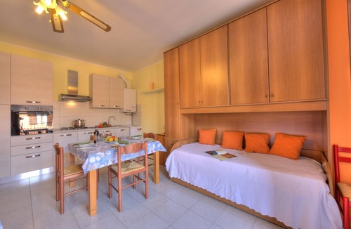 Roe Apartment | Peter's Cozy Studio-Balcony+Free Parking, Roè Volciano, Italy