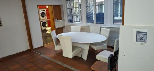 Old Town Hostel | Pluto - Private Room with Shared Kitchen Shower and Toilet - Chur Old Town