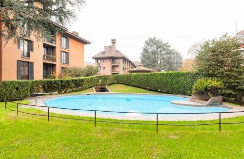 Lampugnano Apartment | Pool Fresh Garden Duomo 15 min San Siro Stadium Rho Fair 5 PAX