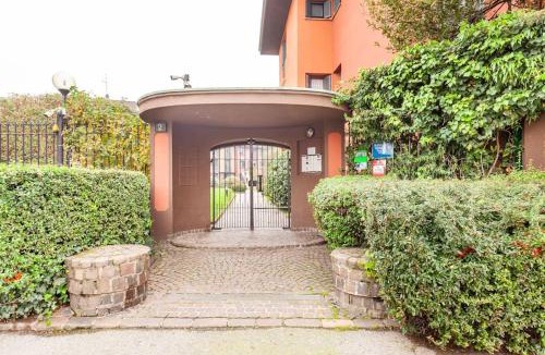 Lampugnano Apartment | Pool Fresh Garden Duomo 15 min San Siro Stadium Rho Fair 5 PAX