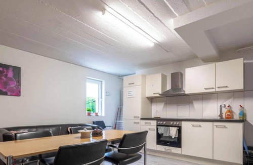 Seebach House | Private King Room | Garden | 8min Airport