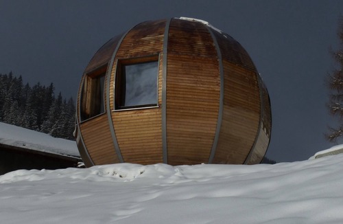 Davos-Dorf Apartment | Relax in peace and quiet by Lake Davos with books, CDs and tea!