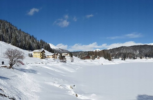 Davos-Dorf Apartment | Relax in peace and quiet by Lake Davos with books, CDs and tea!