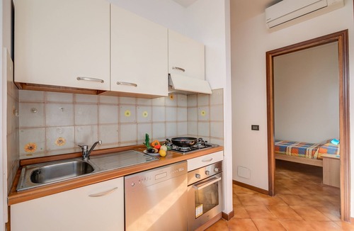 Villanuova sul Clisi Apartment | Residence Canneto Pool And Lake View, Villanuova sul Clisi, Italy