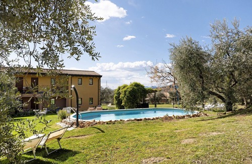 Cavaion Veronese Apartment | Room 3 – Spacious Double Room with Shared Pool, Wi-Fi, and Air Conditioning