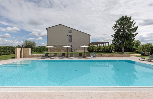 Castelnuovo del Garda Apartment | Room 'Agr Casa Pezzo Triple Room 2' with Shared Pool, Wi-Fi and Air Conditioning