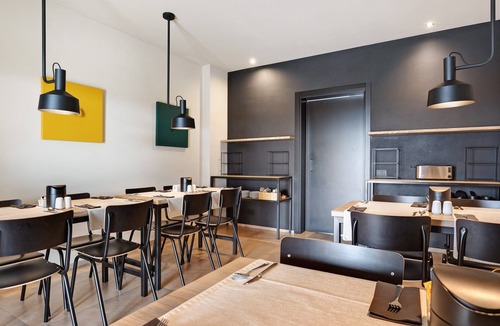 Castelnuovo del Garda Apartment | Room 'Agr Casa Pezzo Triple Room 3' with Shared Pool, Wi-Fi and Air Conditioning