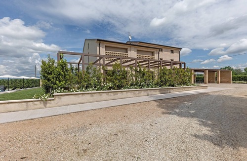 Castelnuovo del Garda Apartment | Room 'Agr Casa Pezzo Triple Room 3' with Shared Pool, Wi-Fi and Air Conditioning