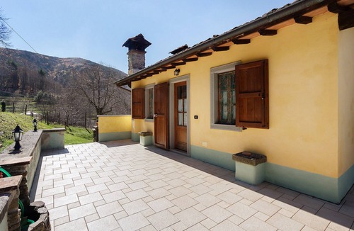 Casoli Apartment | Room 'Camera A - Prato Fiorito' with Mountain View, Shared Pool and Garden