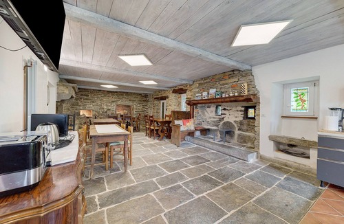 Villadossola Apartment | Room 'Rododendro' with Shared Garden and Wi-Fi