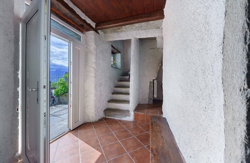 Villadossola Apartment | Room 'Rododendro' with Shared Garden and Wi-Fi
