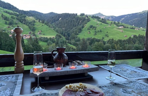 Ruedisbach Apartment | Serviced Apartment Chalet Bärgblüml i Habkern Appartement/Fewo 8-Bettwohnung by Interhome