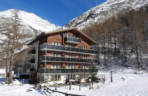 Saas Almagell Apartment | Ski-In-Ski-Out-Hotel Sport* Doppelzimmer, Dusche, WC Doppelzimmer Budget by Interhome