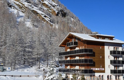 Saas Almagell Apartment | Ski-In-Ski-Out-Hotel Sport* Doppelzimmer, Dusche, WC, Süd Doppelzimmer, Süd by Interhome