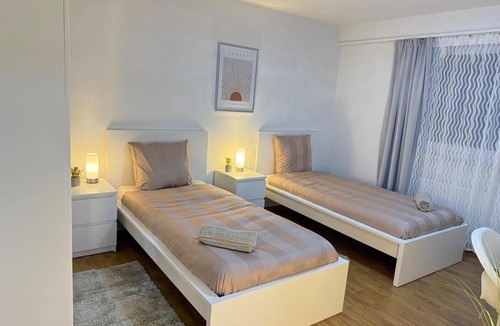 Nussbaumen Apartment | Skyline Retreat Jedes Zimmer mit TV