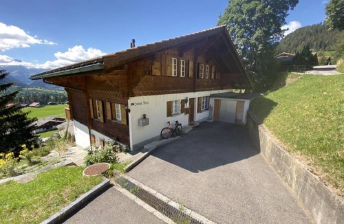 Schoenried Apartment | Sonnige Matte Appartement/Fewo, Dusche oder Bad, WC 8-Bettwohnung by Interhome