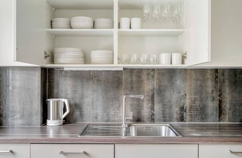 Wipkingen House | Spacious 3-BR in Wipkingen — 3 king beds, balcony & parking
