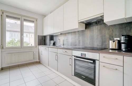 Wipkingen House | Spacious 3-BR in Wipkingen — 3 king beds, balcony & parking