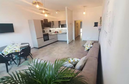 Sirmione House | Spacious apartment in the heart of town, 40 meters from the Castle. Particularly suitable for families and groups who want to enjoy the exclusive atmosphere of a stay in the historic center, with complete freedom and comfort. It can accommodate up to 6 p