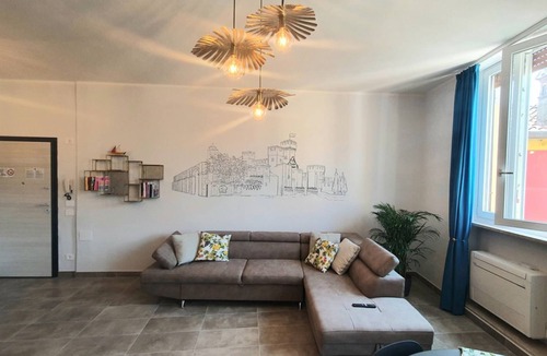 Sirmione House | Spacious apartment in the heart of town, 40 meters from the Castle. Particularly suitable for families and groups who want to enjoy the exclusive atmosphere of a stay in the historic center, with complete freedom and comfort. It can accommodate up to 6 p