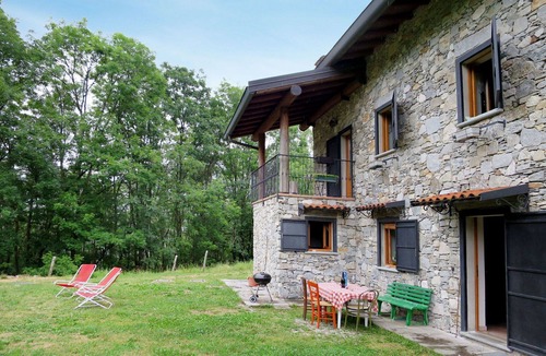 Porto Valtravaglia House | Stunning private villa for 6 people with TV, patio and pets allowed