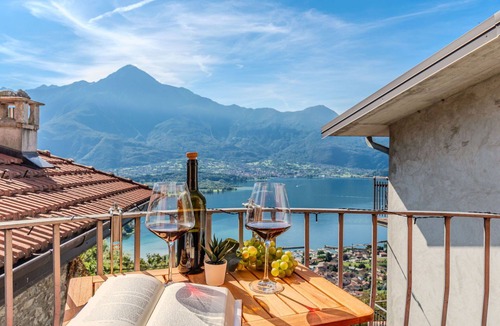 Montemezzo House | Stunning private villa for 4 guests with WIFI, terrace and panoramic view