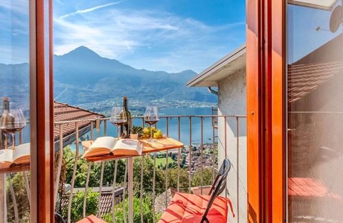 Montemezzo House | Stunning private villa for 4 guests with WIFI, terrace and panoramic view