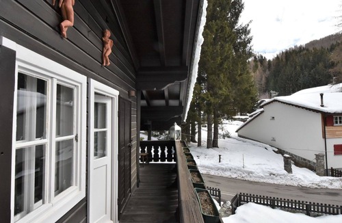 Valtellina House | Stunning private villa for 9 people with hot tub, WIFI, TV, balcony and pets allowed