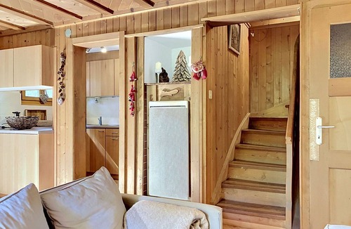 Monthey House | Stunning private villa for 8 people with WIFI, hot tub, TV and terrace
