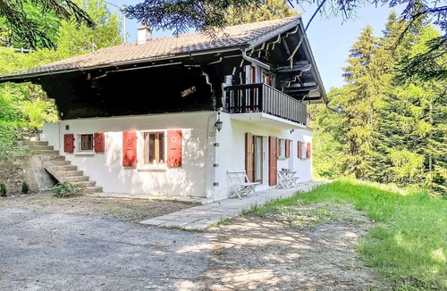Monthey House | Stunning private villa for 8 people with WIFI, hot tub, TV and terrace