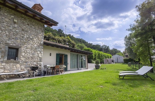 Paratico Villa | Stunning private villa for 6 people with A/C, private pool, WIFI, TV, patio and pets allowed