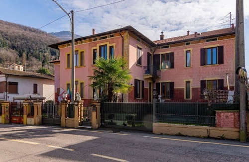 Porto Ceresio House | Stunning villa for 8 guests with WIFI, TV and balcony
