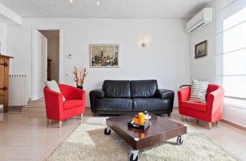 Casciago Villa | Sunny Villa with Terrace